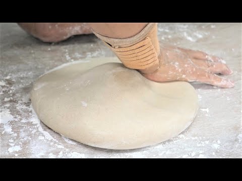 Видео: Удивительные навыки мастера лапши соба ручной работы - Корейская уличная еда