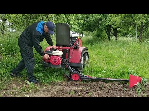 Видео: Гусеничный минитрактор косит траву , возит траву, окучевает картошку.