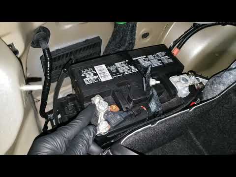 Видео: Замена небольшой батареи гибридного Ford Fusion