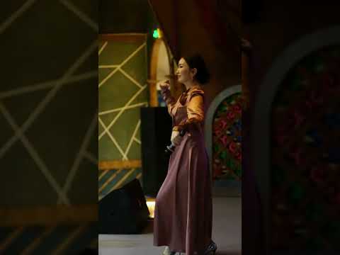 Видео: Қаражорға әнін билеп тұрып шырқаған -  Ұлбосын