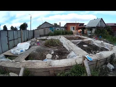 Видео: Заливка ленточного фундамента бетономешалкой