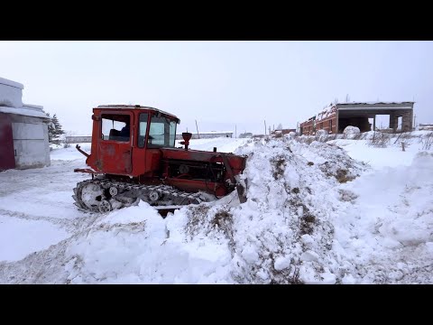 Видео: ДТ-75 на уборке снега. Что может этот советский трактор?