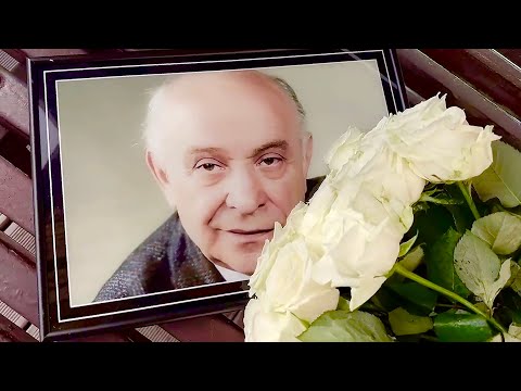 Видео: Шикарный портрет в День памяти на могиле легендарного Ролана Быкова / Новодевичье кладбище 2023