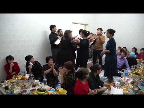 Видео: Төнкер тобы қонақтарды әдемі әнмен билетті