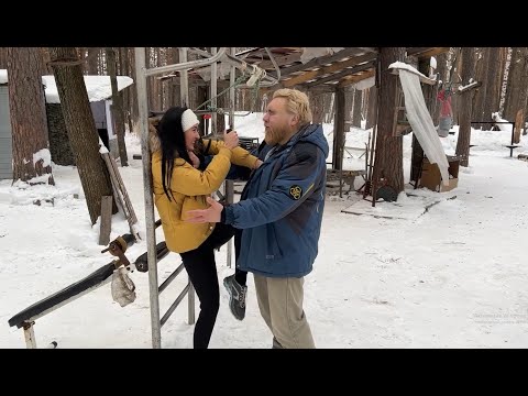 Видео: Сможет ли девушка защитить себя с помощью перцового баллончика