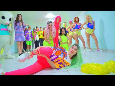 Видео: Училищно състезание! Мажоретки BUNNY VS FROGS! ЗАБАВНИ КЛИПОВ