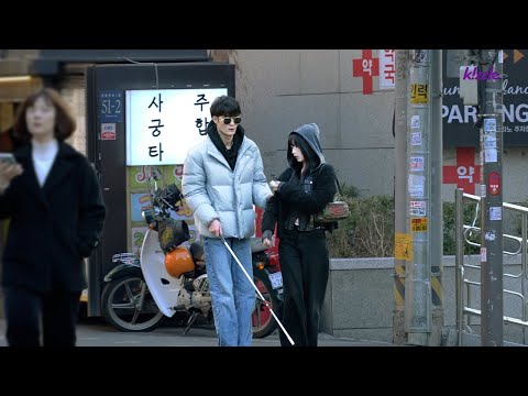 Видео: А что, если слепой человек внезапно схватит вас за руку?