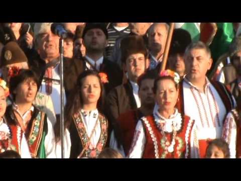 Видео: Масово изпълнение на песента за Райна Княгиня в Панагюрище