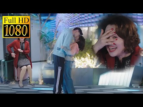 Видео: Они целуются на улице, мать немедленно ушла и хочет, чтобы они заключили брак.