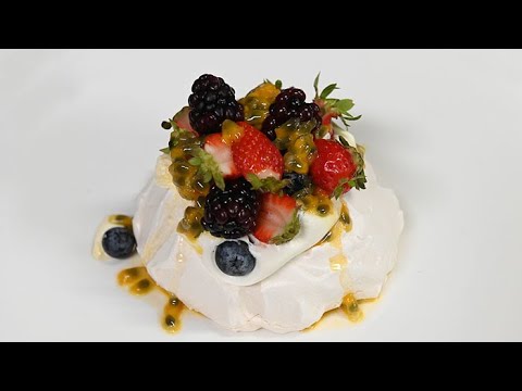 Видео: Павлова с ягодами и маракуйей. Меренговый рулет