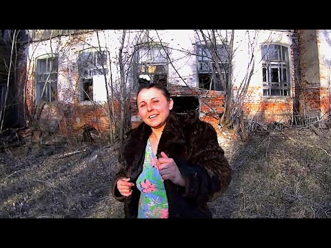 Видео: ЖИВЁТ ОДНА В ЗАБРОШЕННОЙ УСАДЬБЕ НОВИКОВА. СТАРИННЫЙ БАРСКИЙ ДОМ. Тамбовская область.