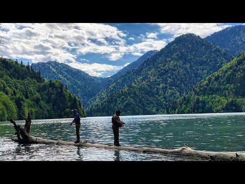 Видео: РЫБАЛКА В АБХАЗИИ C ГИДОМ - ОЗЕРО РИЦА - РУЧЬЕВАЯ ФОРЕЛЬ