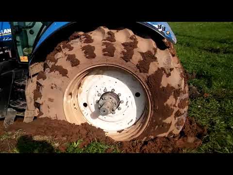 Видео: Приехали вытягивать трактором Toyota Hilux ,и посадили Нью Холонд , Джон-Дир .