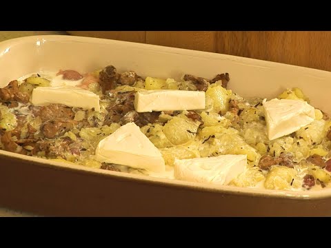 Видео: Пилешки пържоли с гъби на фурна - с пачи крак, картофи и сметана