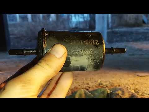 Видео: 40133 км. Гранта. Замена топливного фильтра.