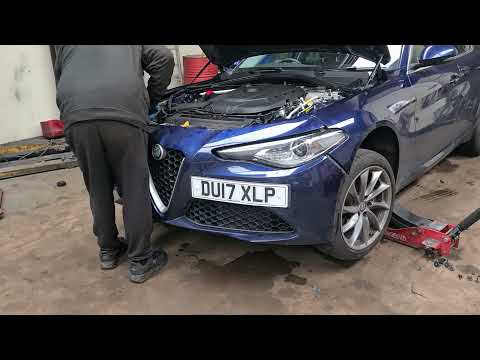 Видео: Снятие переднего бампера Alfa Romeo Giulia из-за проблем с выравниванием