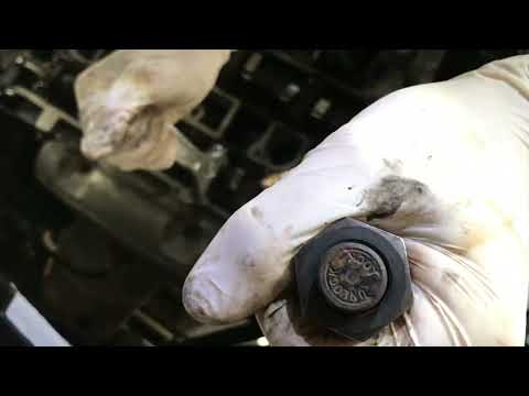 Видео: Замена цепи ГРМ и масляного насоса на бензиновом двигателе Volvo V50 2.0 [Часть 2]