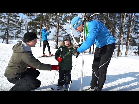 Видео: Как встать на лыжи? Первое занятие для ребенка от чемпиона мира | ФизКульт Детский №2