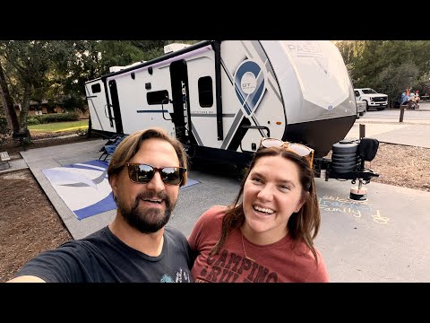 Видео: Кемпинг для автодомов в Диснейленде! Заселение в Форт Уайлдернесс, экскурсия на кемпере и ужин в ...