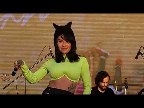 Видео: Юля Волкова | Julia Volkova "Держи меня рядом" live  10.09.2022
