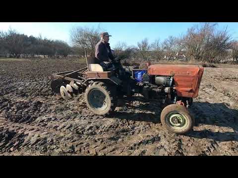 Видео: Батин трактор Т-25. Дискует огород. Синтай хтз.