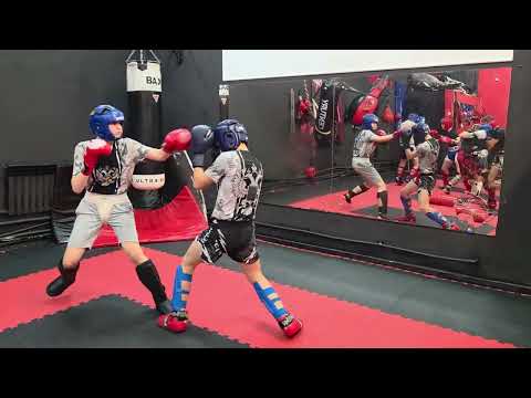 Видео: Бокс с подсечкой 🥊 Условный больный бой 👊 12 лет 🔵 VS 🔴 14 лет