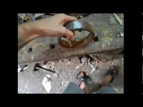 Видео: Ковка ножа из обоймы подшипника/Forging knife from the old bearing.