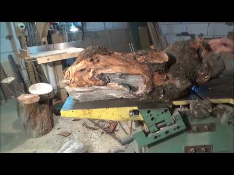 Видео: Пиление яблони на слэбы на ленточной пиле.