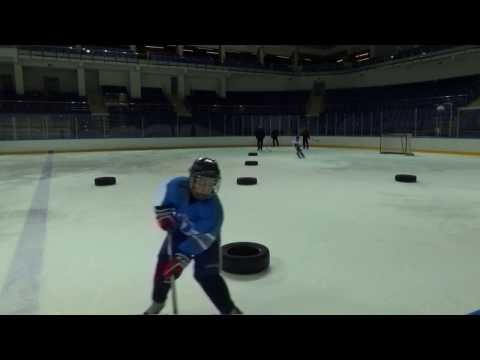 Видео: Упражнения на технику катания с шайбой.