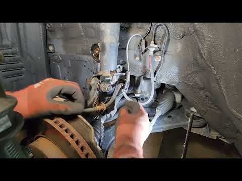 Видео: Как заменить переднюю стойку Toyota RAV4 при температуре 10 градусов