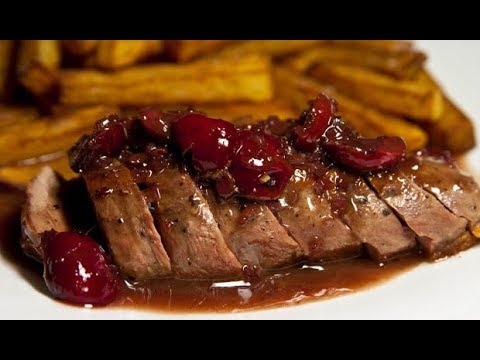 Видео: Рулет из филе глухаря с брусничным соусом