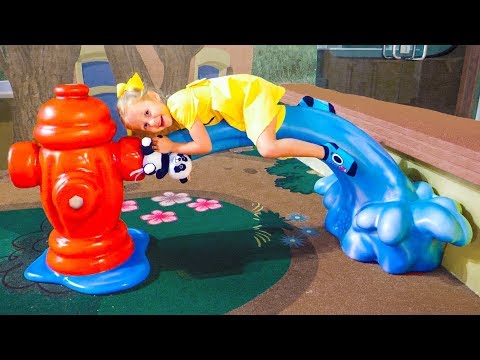 Видео: ВЛОГ: Настя играет в парке аттракционов в Дубаи - Amusement park IMG Worlds in Dubai