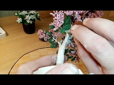 Видео: Цветущая сакура из бисера. Часть 2.