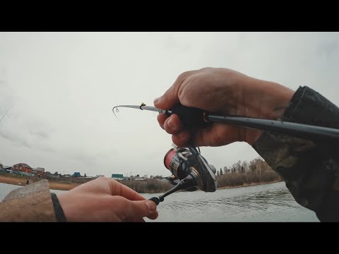 Видео: Столько рыбы! Рыбалка на микроджиг в озере. Рыбалка на ультралайт с берега