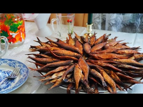 Видео: Ловля уклейки. Деликатесы горячего копчения