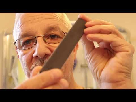 Видео: Тест опасных бритв Arkansas VS Thuringian whet stone straight razors shaving