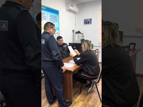 Видео: Атырау полиция оказывает давление на Журналиста ? Или просто не знание законов?