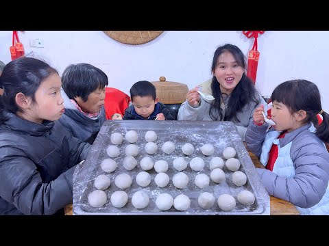 Видео: На Праздник фонарей семья готовит пельмени. Чьи пельмени выглядят лучше всего?