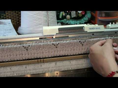 Видео: Свитер ажурными ромбами из букле