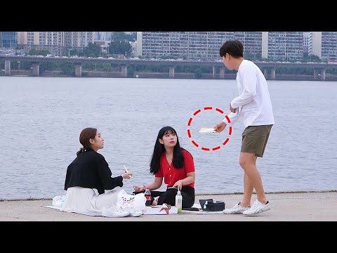 Видео: Субтитры) Дарим $10 000 незнакомцу