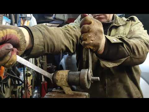 Видео: Как без пресса легко и быстро заменить сайлентблоки ...