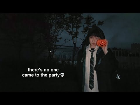 Видео: устроил вечеринку на Хэллоуин в одиночку, потому что на вечеринку никто не пришёл🥀