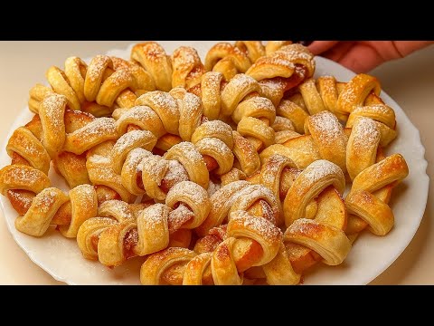 Видео: Хрустящие яблочные колечки из слоеного теста 🍏 Так просто и вкусно!