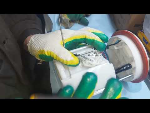 Видео: Замена топливного фильтра в баке на мазда 6 GJ.