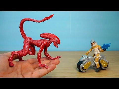 Видео: Чужой бегун ПРОТИВ Солдатика Lanard делает страшные игрушки