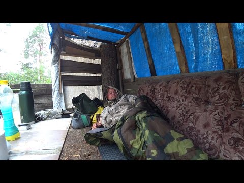 Видео: НАЛОВИЛ НА ПАЛКУ, АЖ РУКА БОЛИТ! НОЧЬ НА ДИВАНЕ В ТАЙГЕ \ РЫБАЛКА НА КРУЖКИ, ЖАРЕНЫЙ ЖИВЕЦ НА УЖИН!