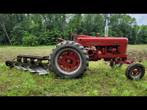 Видео: Вспашка Farmall 400 с помощью плуга 4x14 Fast-Hitch