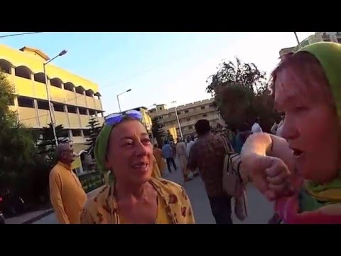 Видео: IHL297. Костёр накануне праздника Холи в ашраме Шантикундж. Легенда о Холи. Индия.