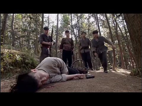 Видео: Японские солдаты притворялись охотниками, чтобы подняться на гору, но встретили настоящих охотников.