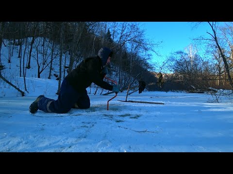 Видео: ПОЙМАЛИ ПЕРВУЮ РЫБУ ЗА ЗИМУ. Бурили лунку два дня))